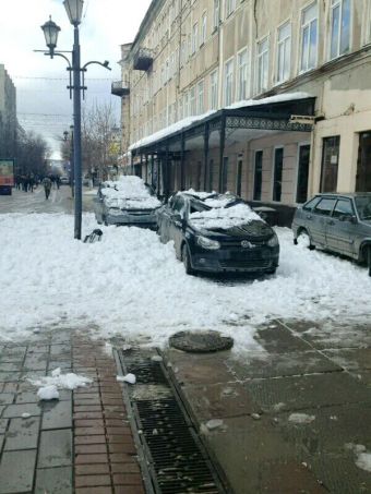 Снег упал на автомобиль